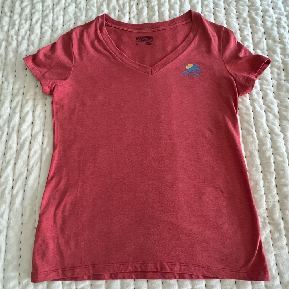 Women’s short sleeved v-neck tshirt